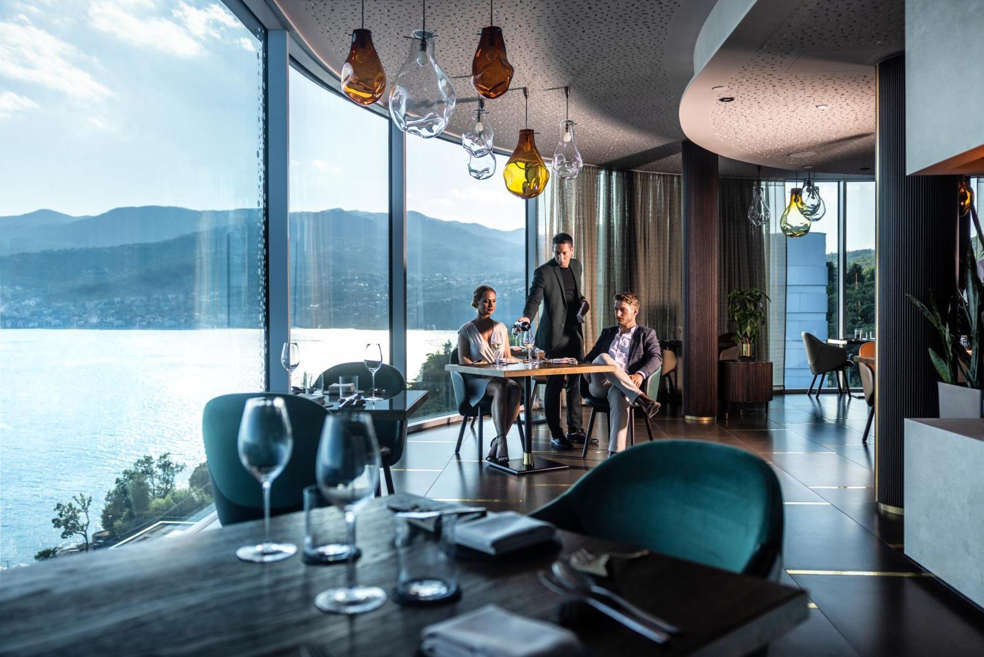 Hilton Rijeka Costabella Beach Resort And Spa Exterior foto Restaurant 1705