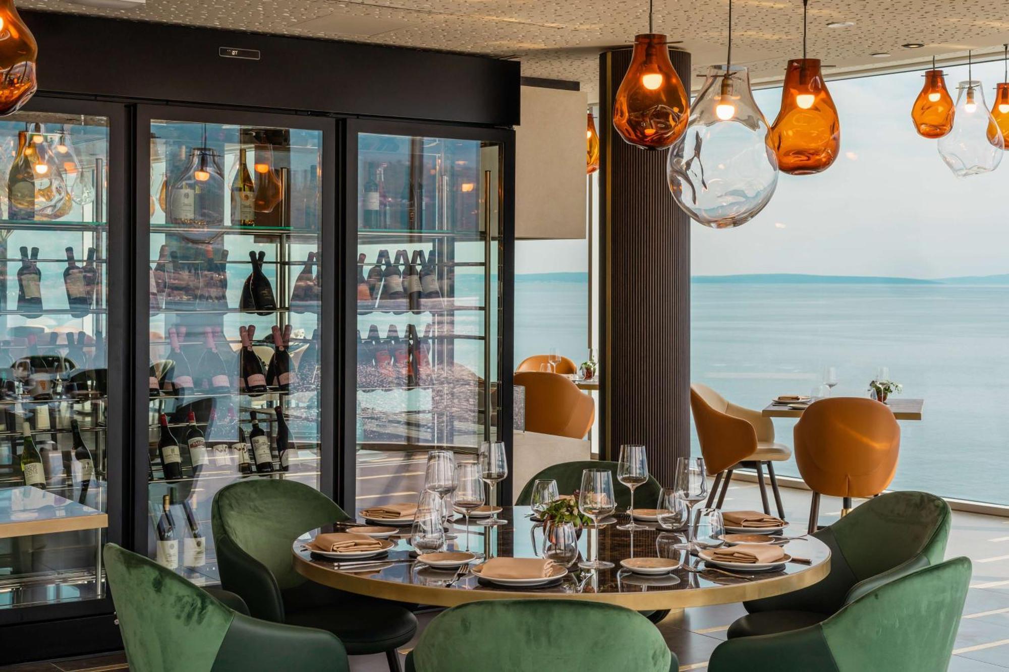 Hilton Rijeka Costabella Beach Resort And Spa Exterior foto The restaurant
