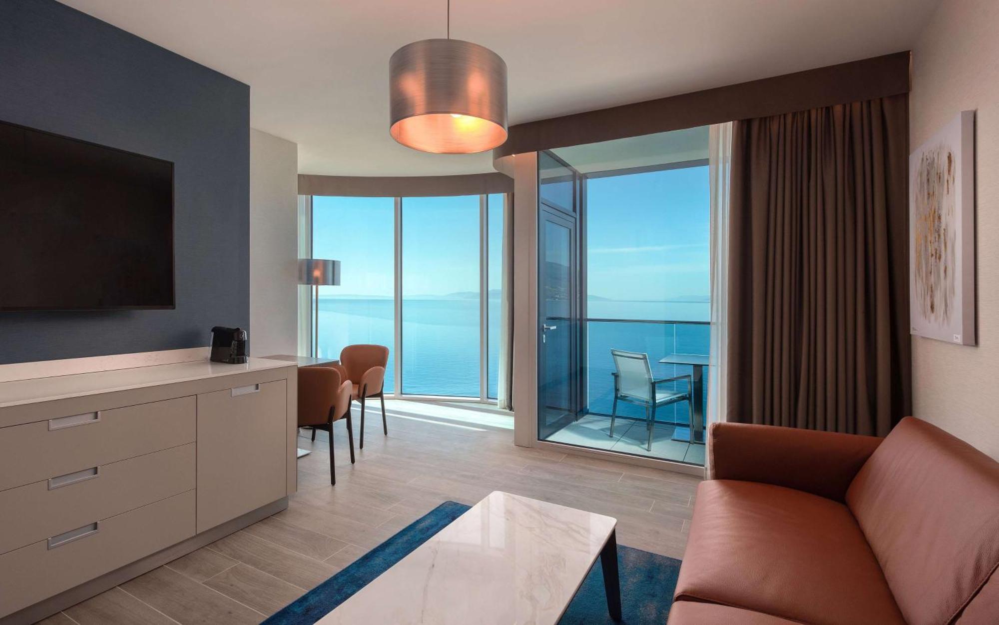 Hilton Rijeka Costabella Beach Resort And Spa Exterior foto A suite at the Hilton London West End